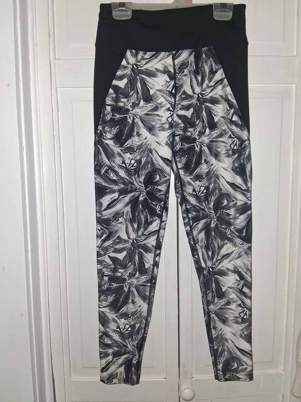 Betsey Johnson Black & White Abstract Print High-Waist Leggings